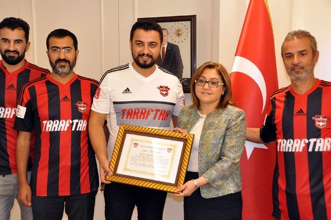 Fatma Şahin’e Gaziantepspor Onursal Başkanlık Unvanı Verildi