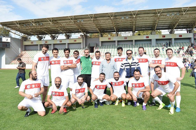 Ünlü İsimler Lösemili Çocuklar İçin Sahaya Çıktı