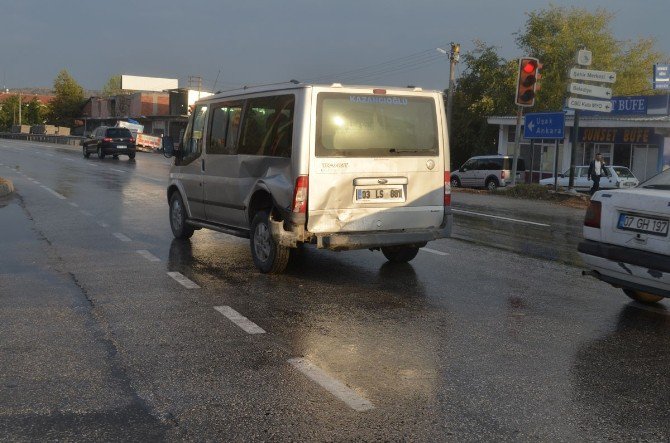 Otomobil, Kırmızı Işıkta Duran Minibüse Çarptı