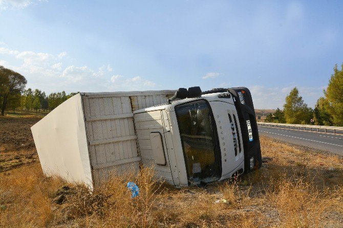 Sivas’ta Mobilya Yüklü Tır Devrildi: 1 Yaralı