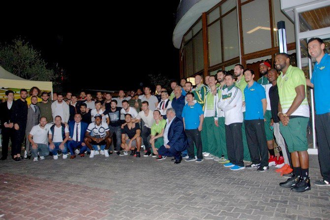 Akhisar Belediyespor’a Sponsorlardan Moral Yemeği