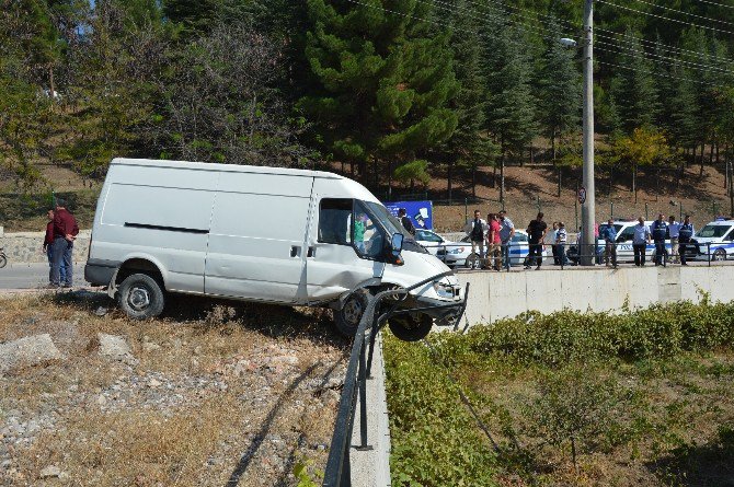 Niksar’da Kaza Yapan Araç Duvarda Asılı Kaldı