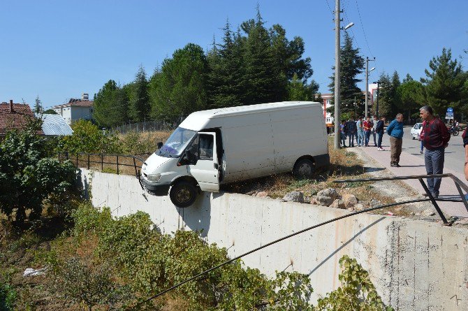 Niksar’da Kaza Yapan Araç Duvarda Asılı Kaldı