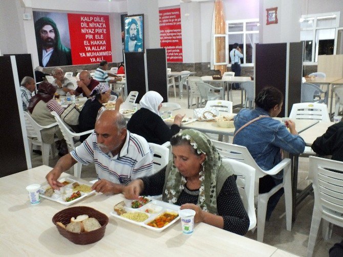 Didim Cemevinde Muharrem Ayı Yemeği