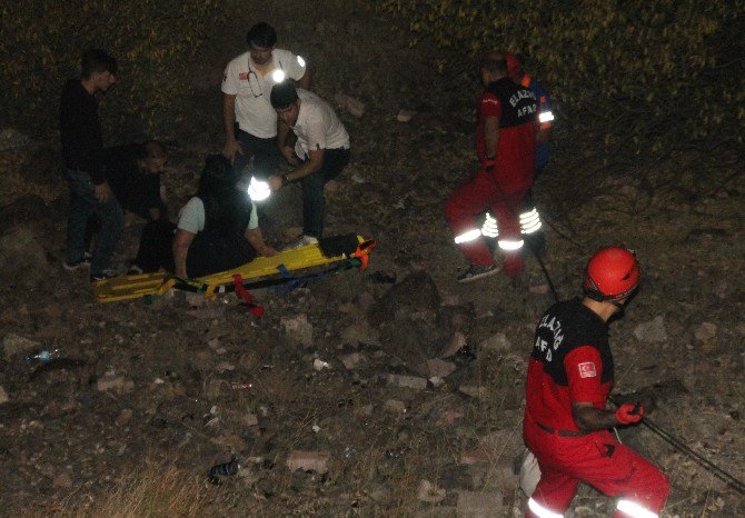 50 Metrelik Uçuruma Yuvarlanan Kadını Ekipler Güçlükle Kurtardı