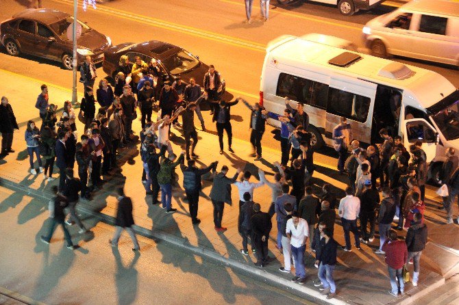 Kaldırımda Horon Halkası Oluşturan Gençlerin Hızını Trafikçi Kesti