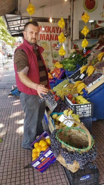 Karaçatlak Üzümünü Nesilden Nesile Aktarıyor