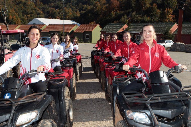 Kadın Karatecilerde Parola Şampiyonluk