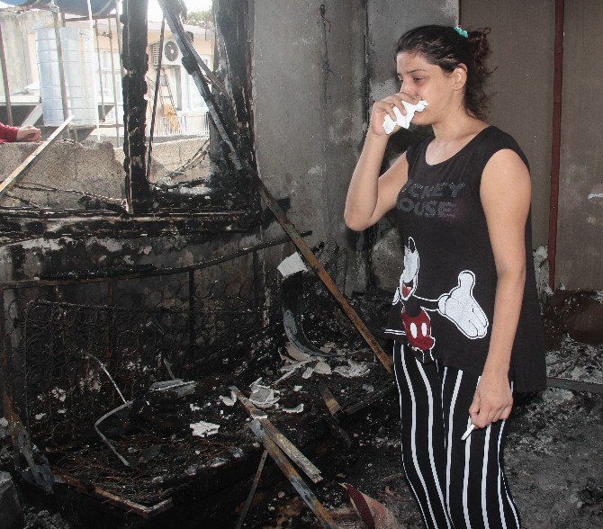 Evi Kül Olan Genç Kadının Gözyaşları