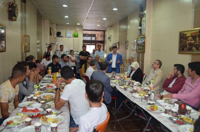 Ak Parti İl Başkanı Akar, Sur İlçesi Gençleri İle Bir Araya Geldi