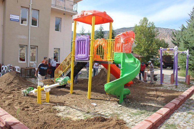 Elmalı’ya Yeni Çocuk Parkları Kuruldu