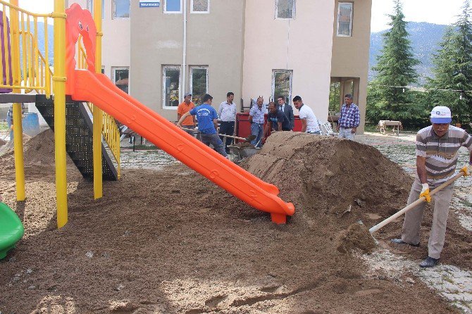 Elmalı’ya Yeni Çocuk Parkları Kuruldu