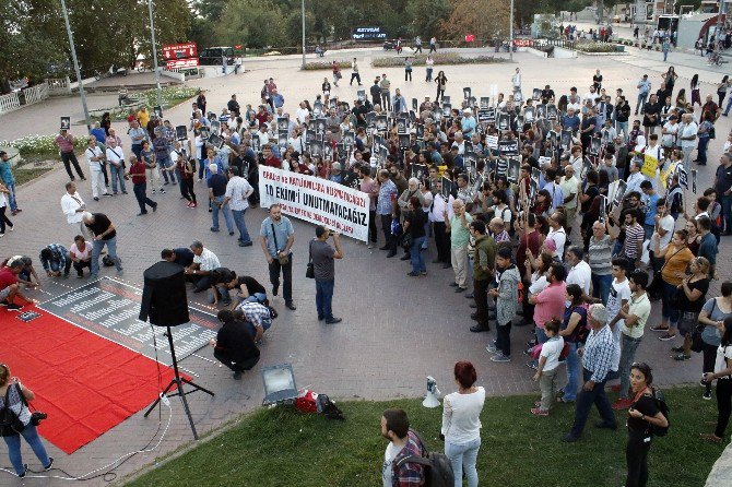 Gar Katliamında Yaşamını Yitirenler Antalya’da Karanfillerle Anıldı