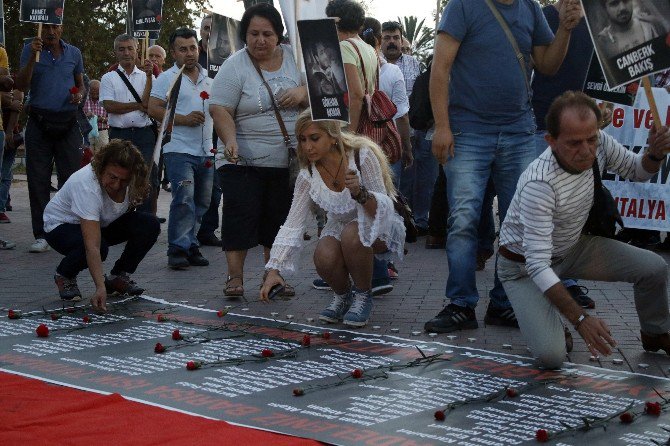 Gar Katliamında Yaşamını Yitirenler Antalya’da Karanfillerle Anıldı