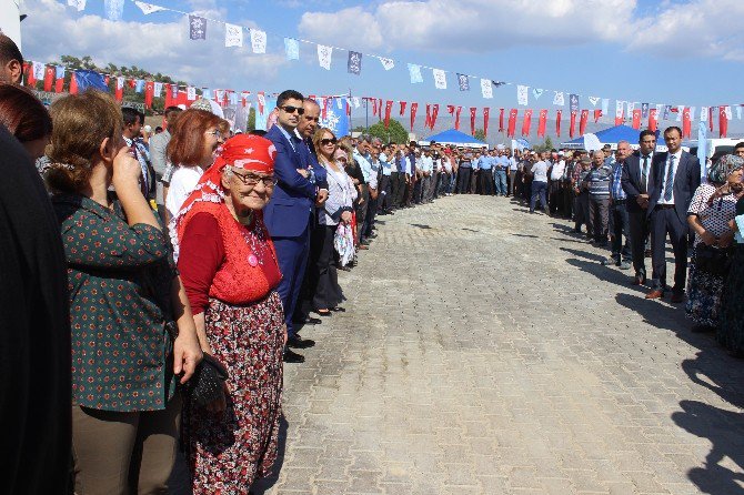 Başkanın Elini Sıkabilmek İçin Uzun Kuyruk Oluşturdular