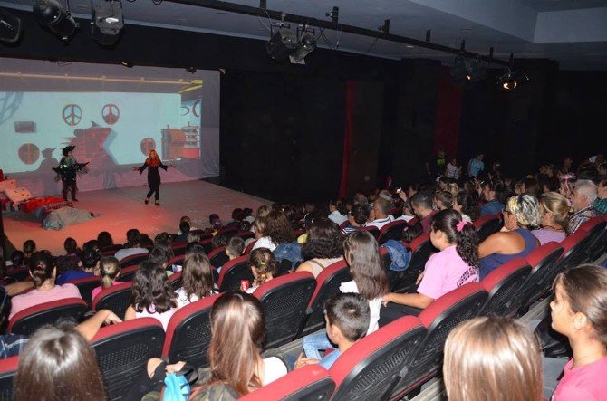 Belediye Tiyatrosu Yeni Sezondaki İlk Oyununu Sahneledi