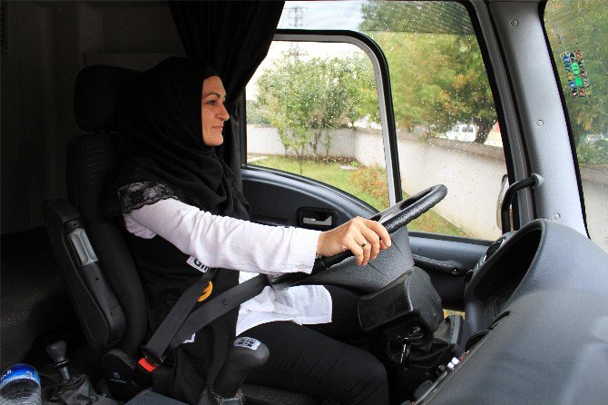 Bursa’nın Şoför Nebahat’i 10 Yıldır Tır Kullanıyor