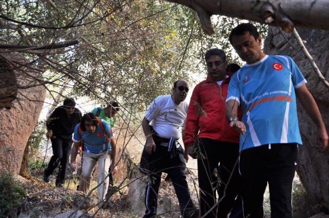 Vali Aktaş Çat Kasabasında Vadi Yürüyüşüne Katıldı