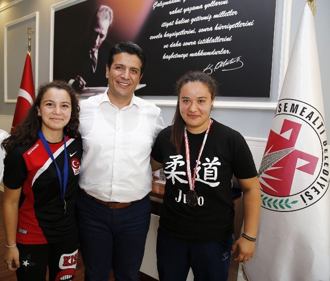 Judocu Kızlar Başkan Genç’i Ziyaret Etti