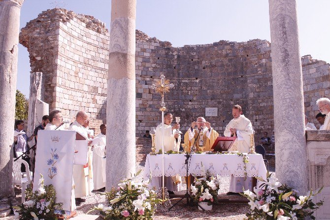 Hristiyanların Bayramı Meryem Ana Kilisesi’nde Kutlandı
