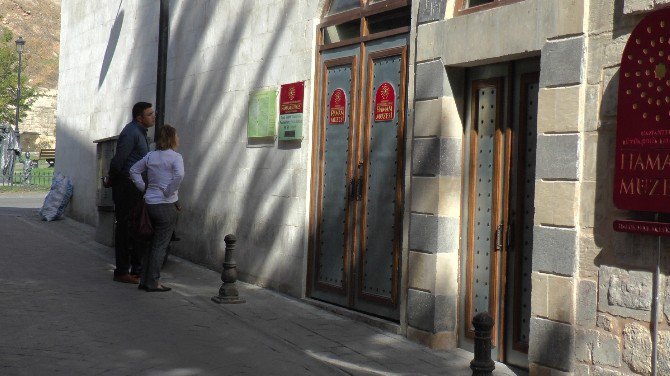 Turistler Müzelerin Pazartesi Günleri Kapatılmasına Tepki Gösterdi