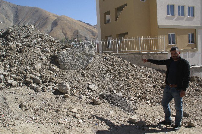 Yol Kenarına Hafriyat Bırakılmasına Tepki