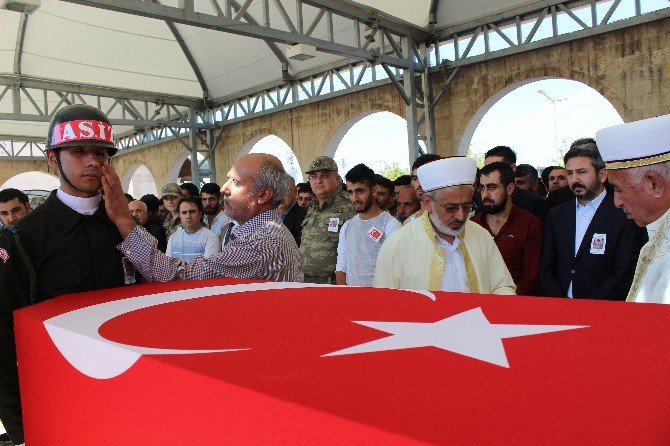 Şehit Babasından Askere: “Kurban Olurum Size Ağlamayın”