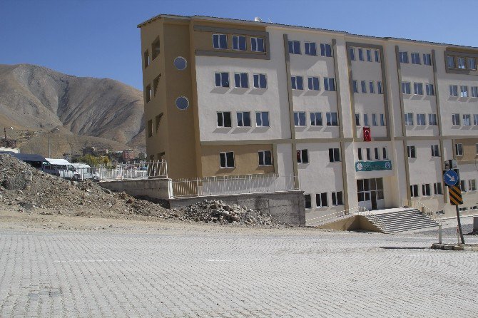 Yol Kenarına Hafriyat Bırakılmasına Tepki