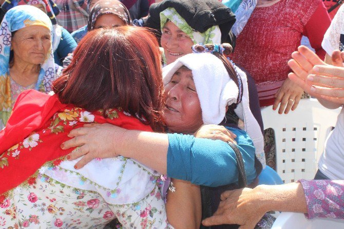 Başkanın Elini Sıkabilmek İçin Uzun Kuyruk Oluşturdular