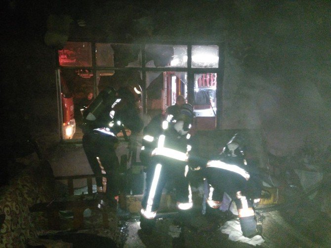 Elektrik Tesisatından Çıkan Yangın Söndürüldü