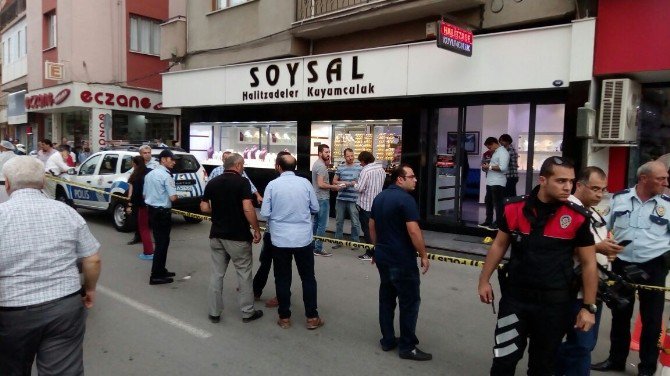 Soygun İçin Kuyumcuya Girdi, Çalışanları Vurdu