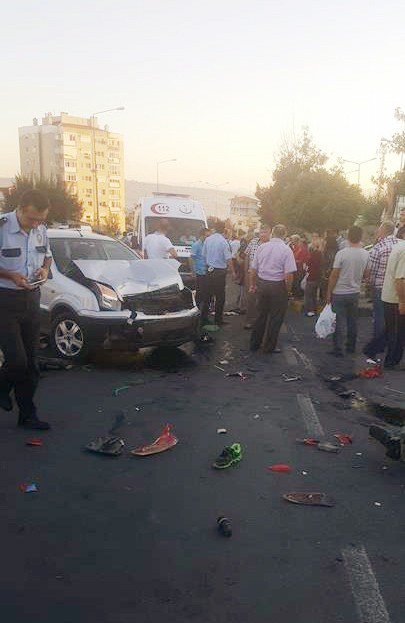 İzmir’de Kaza: 2 Ağır Yaralı