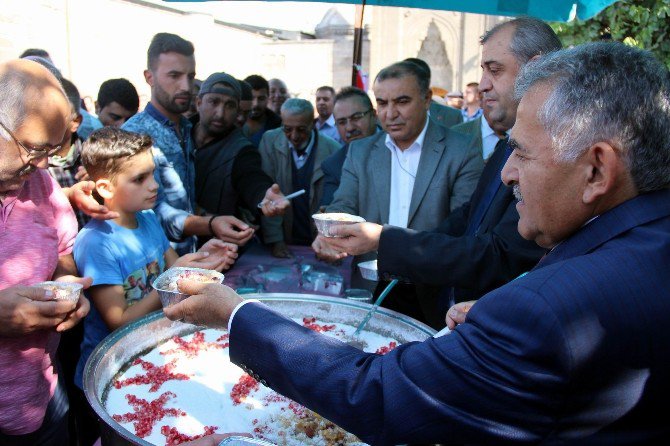Melikgazi Belediyesi’nden Aşure İkramı