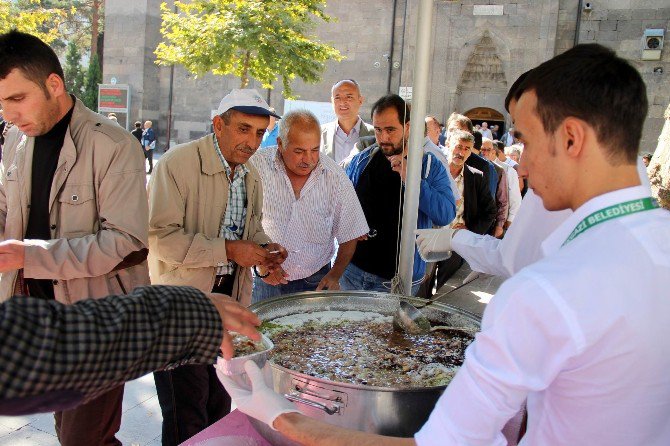 Melikgazi Belediyesi’nden Aşure İkramı
