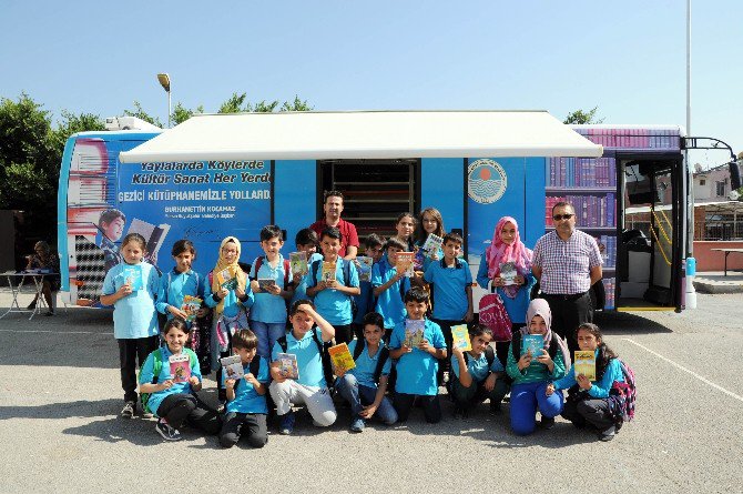 Gezici Kütüphaneye Erdemli’de Yoğun İlgi