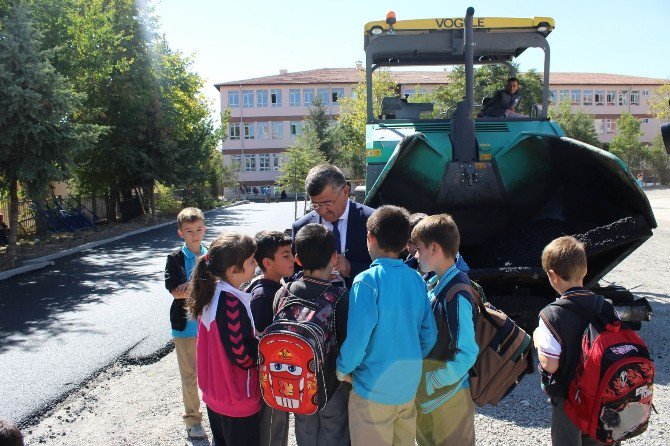 Niğde’de Okul Bahçesi Asfaltlama Çalışmaları Devam Ediyor