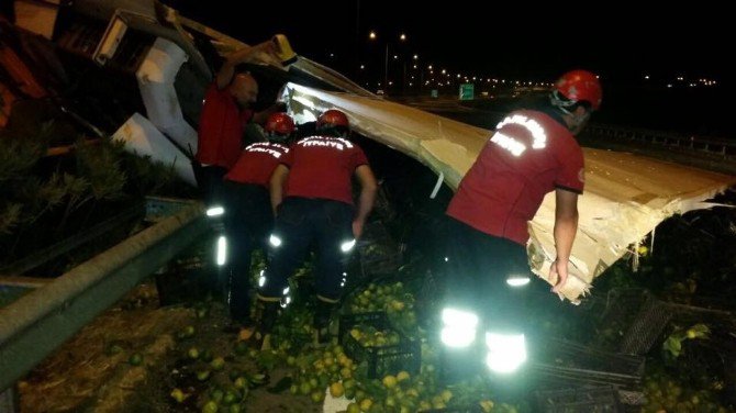 Meyve Yüklü Kamyon Devrildi: 1 Yaralı