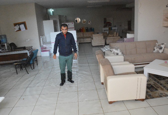 Mobilya Mağazasını Su Bastı