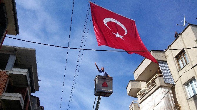 Şehidin Baba Ocağı Bayraklarla Donatıldı