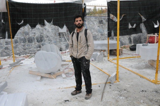 2. Bisanthe Taş Heykel Sempozyumu’nda “Üstten Gelen El” Heykeli