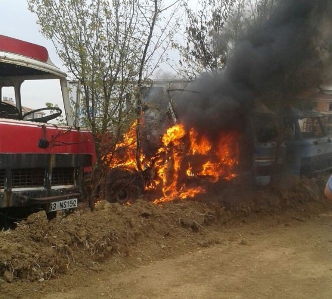 Tinerciler Hacizli Kamyonu Ateşe Verdi