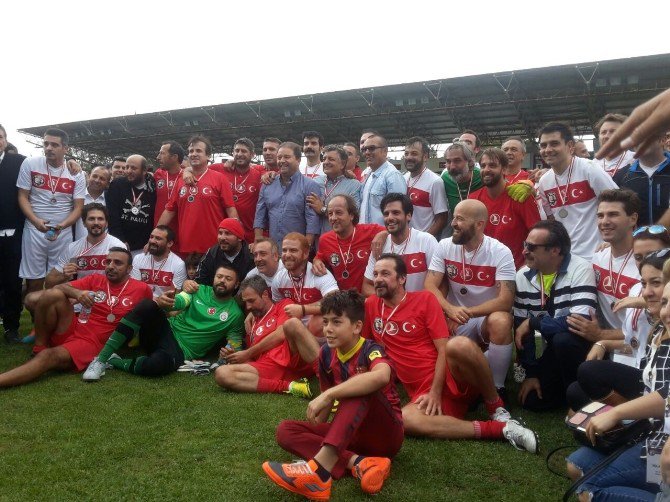 Vos 26 Üyeleri Ünlüler-efsaneler Maçında