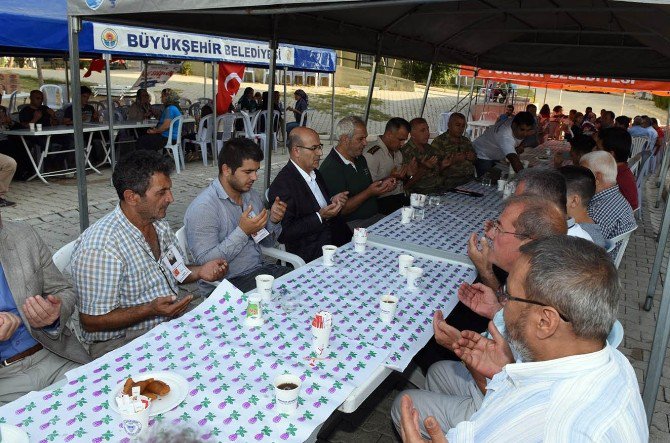 Vali Demirtaş Ve Eşinden Şehidin Ailesine Taziye Ziyareti