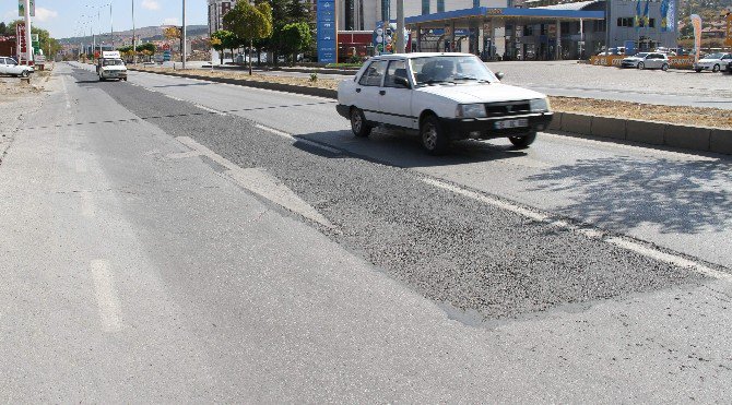 Sürücüler Sürekli Yamanan E-88 Karayoluna Tepkili