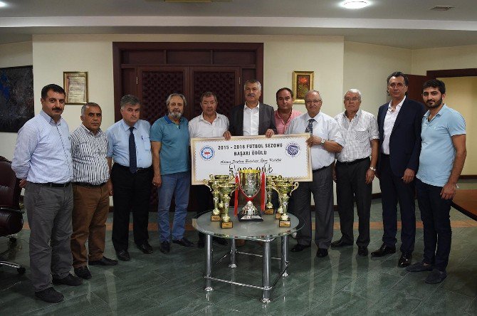 Seyhan Belediyespor Futbolda Sezonu 7 Kupa İle Tamamladı