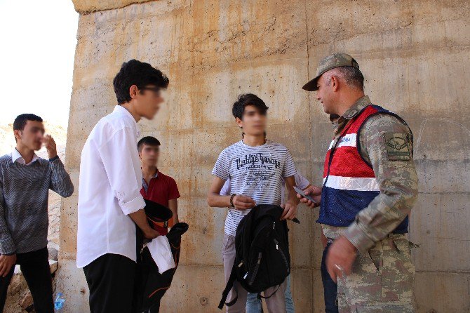 Köprü Altında Bulunan Gençler Jandarma Ekiplerini Harekete Geçirdi