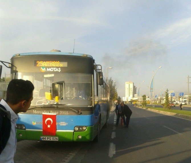 Yolcu Otobüsünde Çıkan Yangın Korkuttu