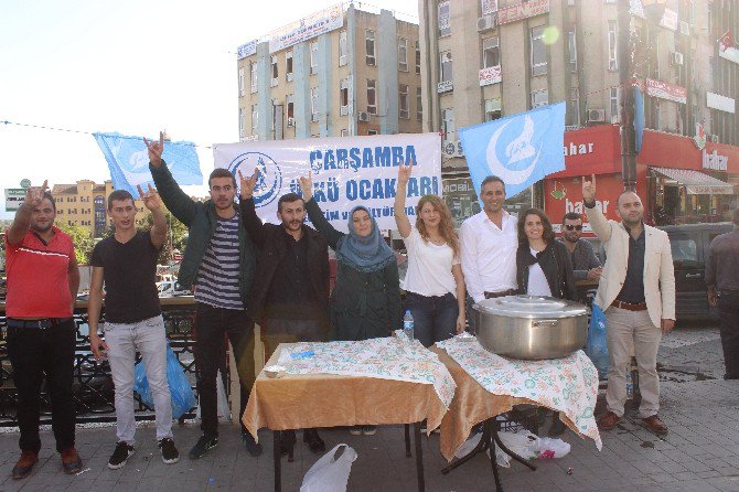 Ülkü Ocakları Aşure Dağıttı