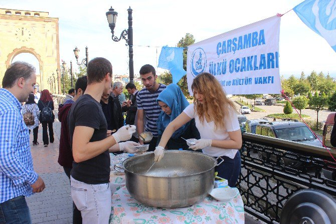 Ülkü Ocakları Aşure Dağıttı