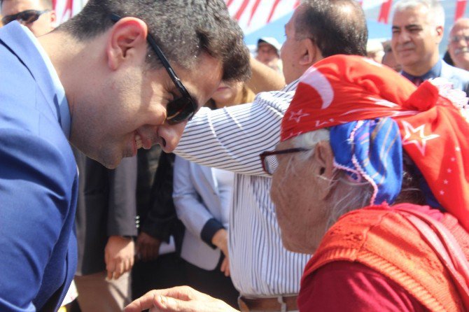 Ayşe Nine’den Genç Kaymakama ‘Aferin’ Öpücüğü